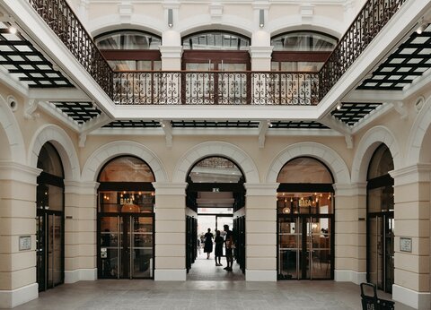 Entrée intérieure de notre restaurant Bayonne centre dans l'ancien Palais de justice de Bayonne